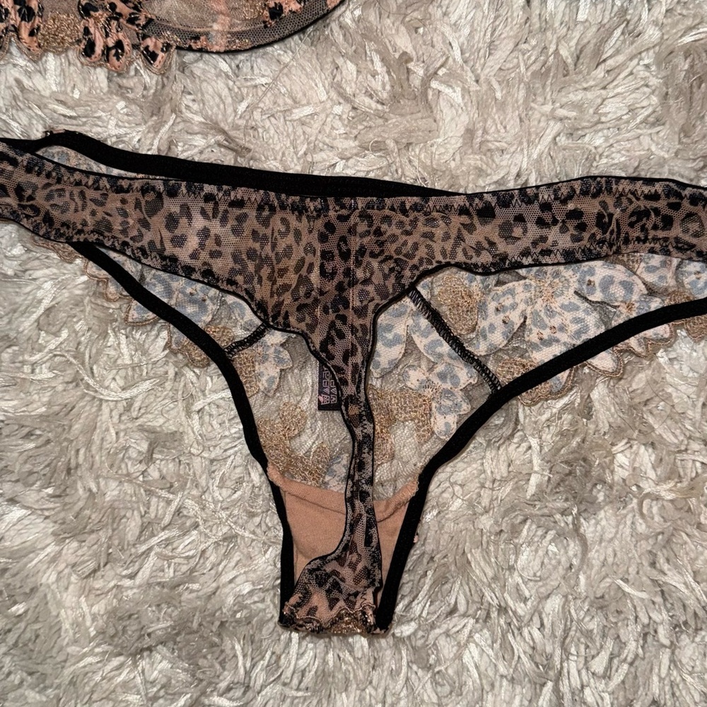 Victoria's Secret Animal Lace Embroidered Bra with matching Thong 36C/M - Picture 5 of 9